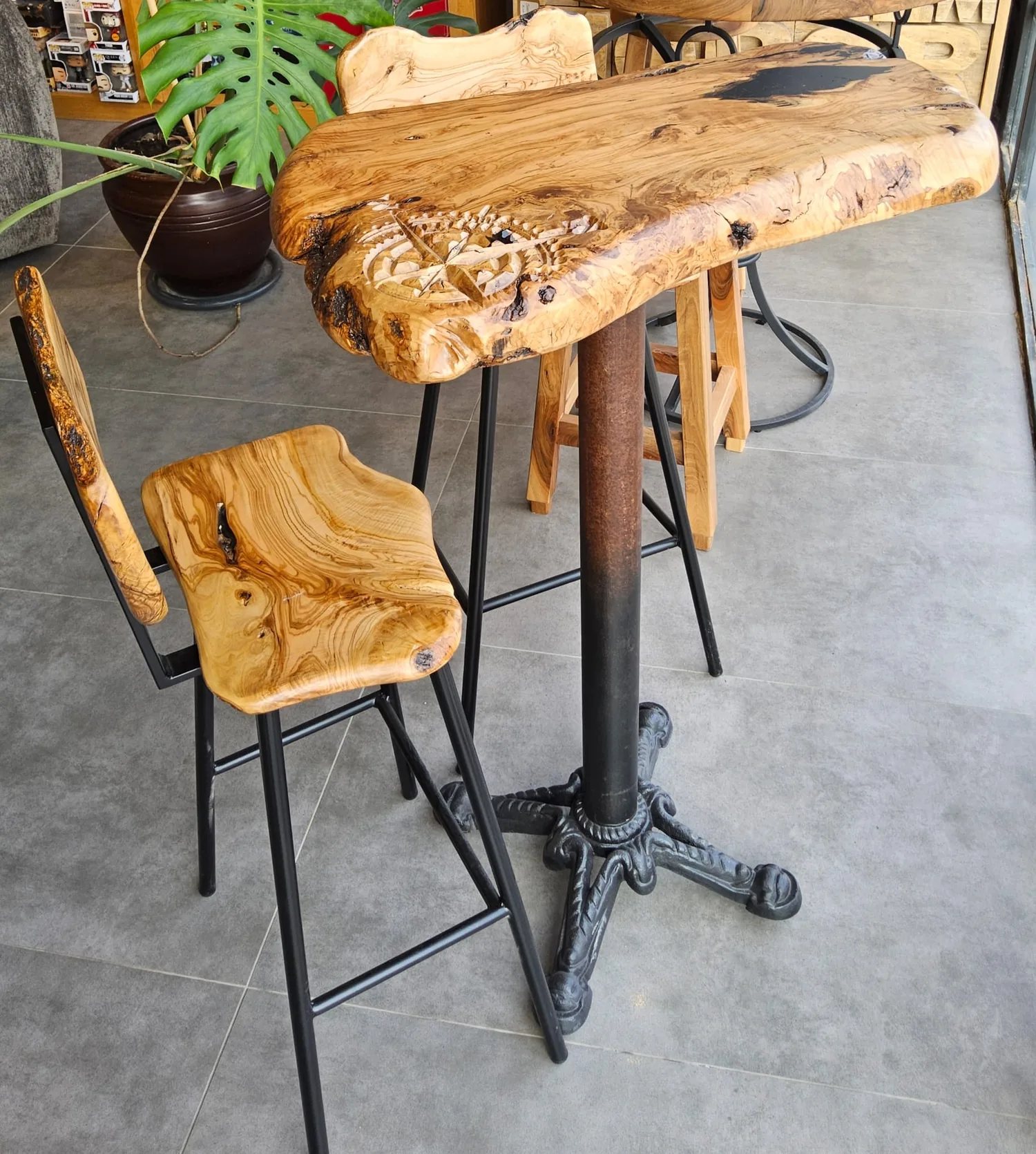 Eski ahşap bar masası ve tabureler