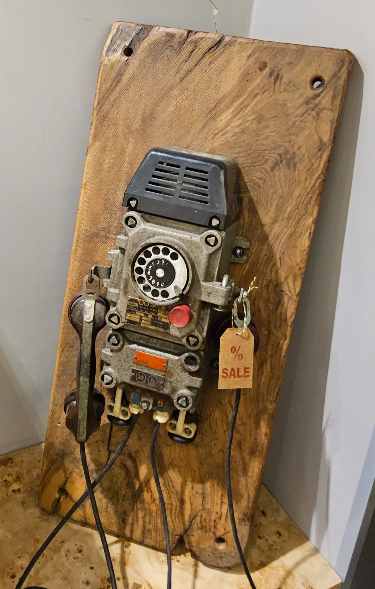 Eski telefon, ahşap panoya monteli
