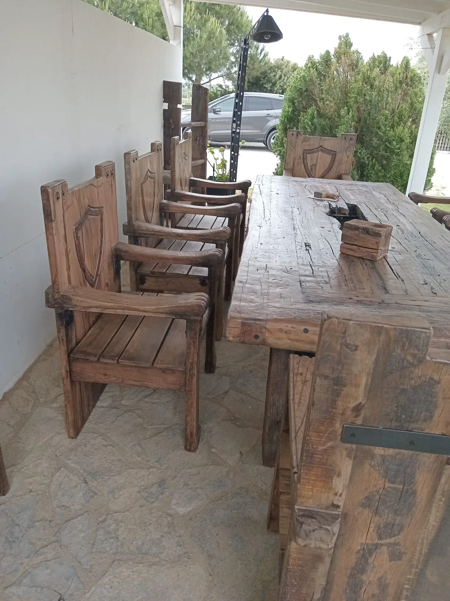 Köy evi terasında kolçaklı ahşap sandalyeler