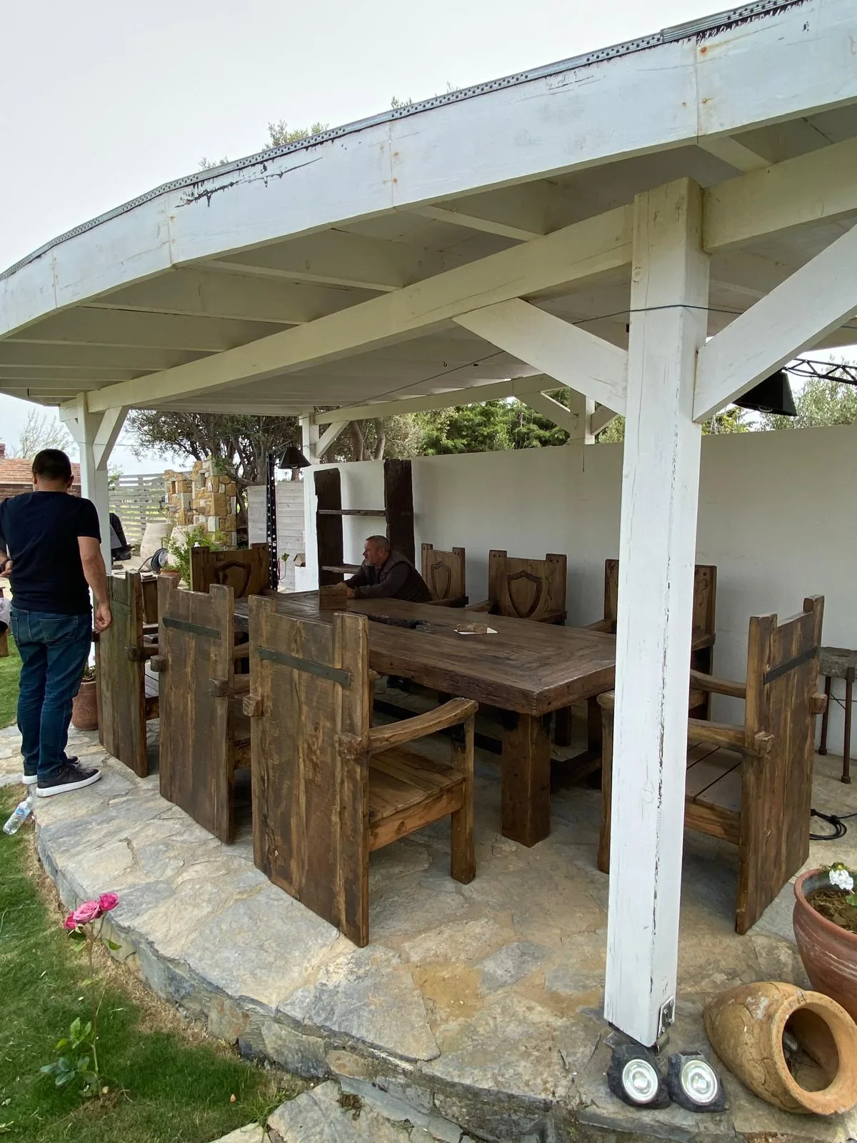 Köy evi terası yemek masası, uzaktan görünüm