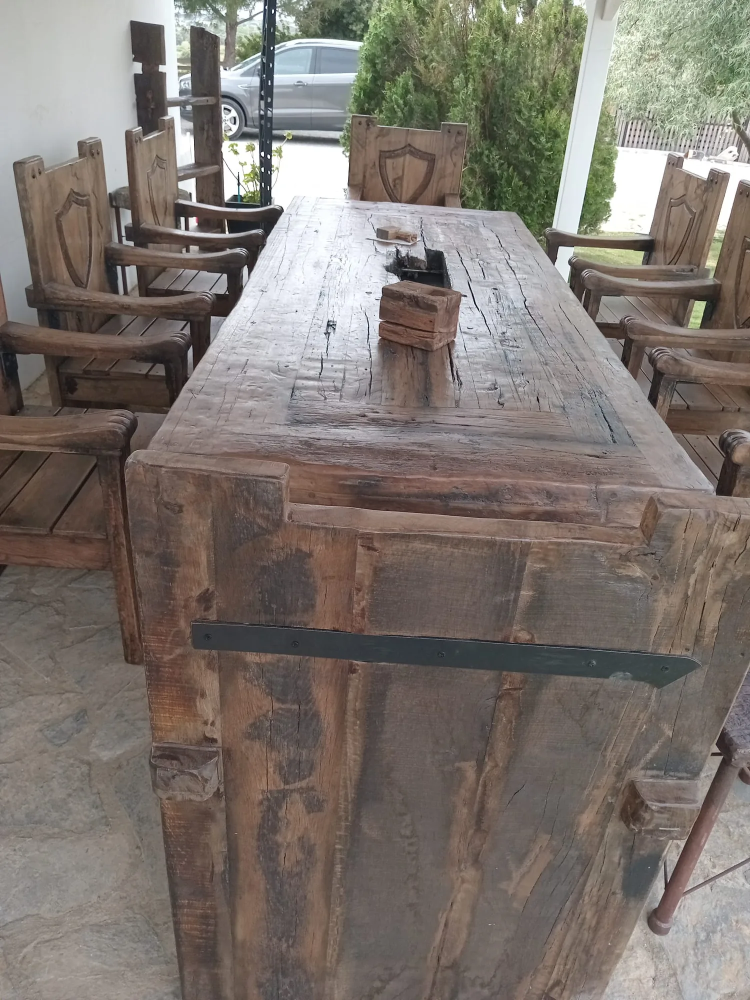Köy evi terasında uzun ahşap yemek masası