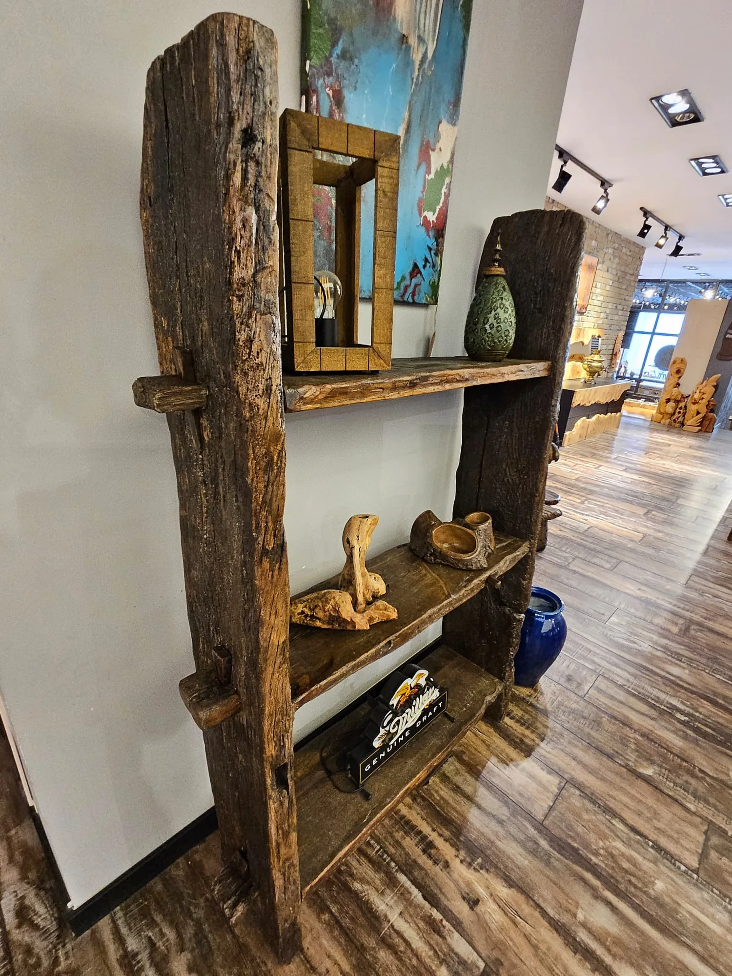 Eski ahşap kitaplık, yandan