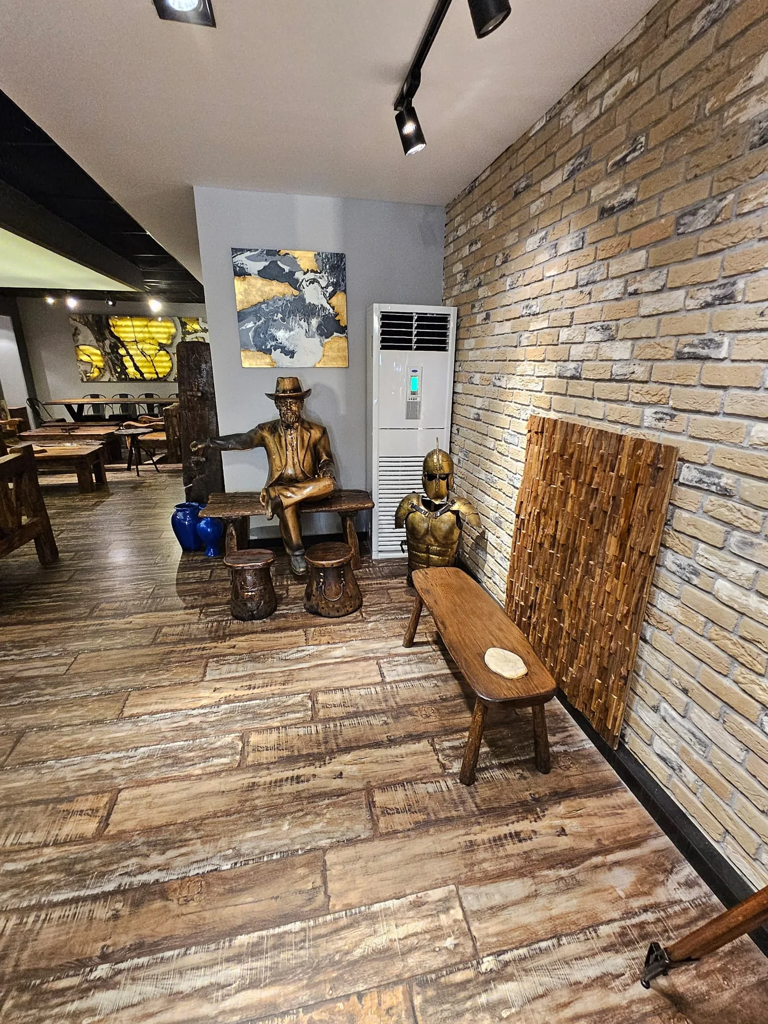 Tuğla duvarlı showroom